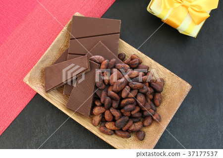 Cacao beans 37177537