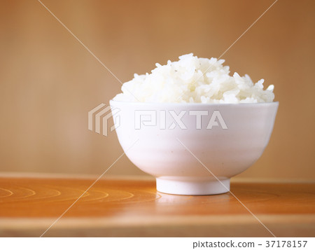 新鮮煮熟的米飯 37178157