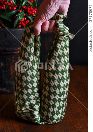 Gift of liquor Gift of liquor 37178675