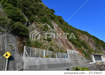 Falling fence 37179457