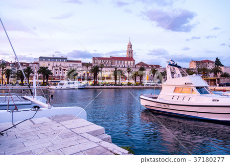 Split port scenery 37180277