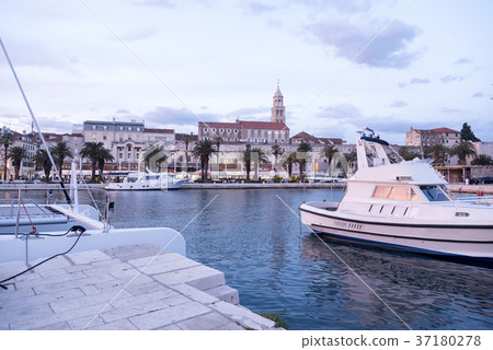 Split port scenery 37180278