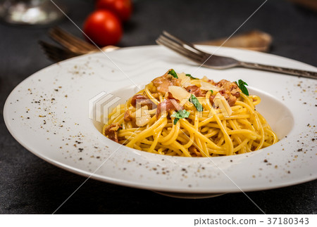 Italian spaghetti carbonara 37180343