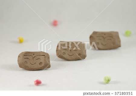 Three children smile 37180351