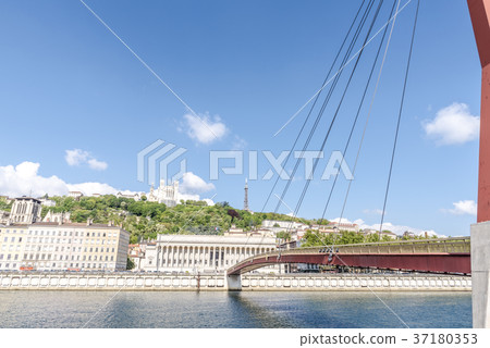 連接里昂城市的紅色橋樑 37180353