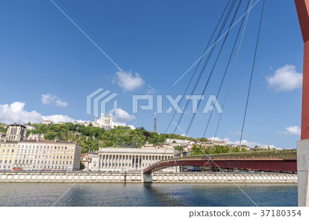 連接里昂城市的紅色橋樑 37180354