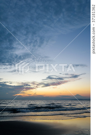 Evening scenery of Mt. Fuji 37181362