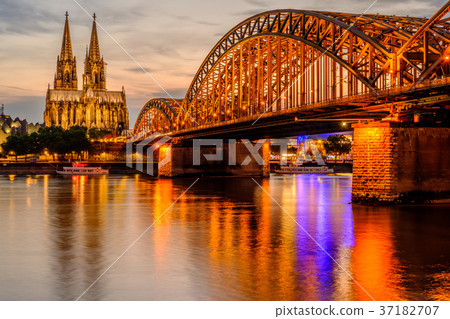 Cologne Cathedral and Hohenzollern Bridge  37182707