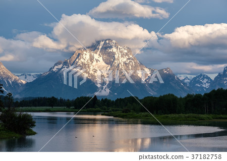 Mountains in Grand Teton National Park at morning 37182758