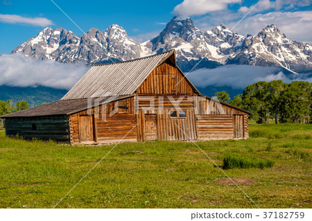 Old barn in Grand Teton Mountains 37182759