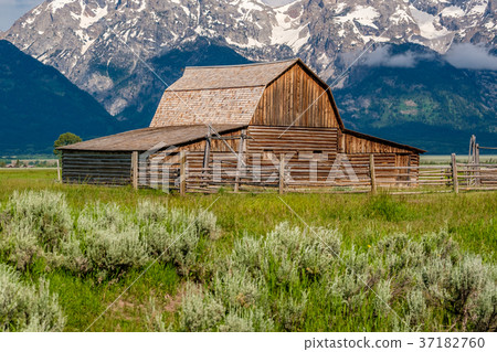Old barn in Grand Teton Mountains 37182760