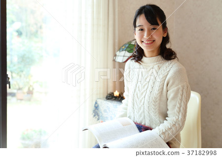 A girl who reads A girl who reads 37182998