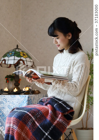 A girl who reads 37183000