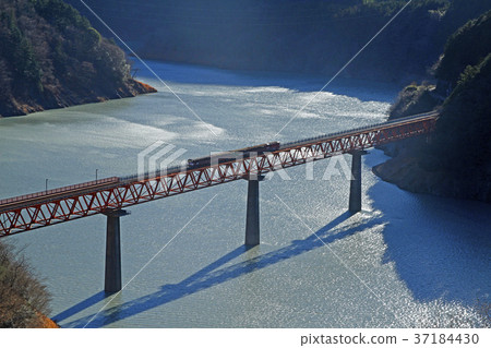 I go on the lake 37184430