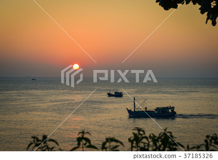 Sunset on the ocean in Southern Vietnam Sunset on the ocean in Southern Vietnam 37185326