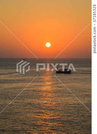 Sunset on the ocean in Southern Vietnam 37185328