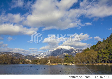 在Shiga冬天的三島池塘和Ibuki山 在Shiga冬天的三島池塘和Ibuki山 37187485
