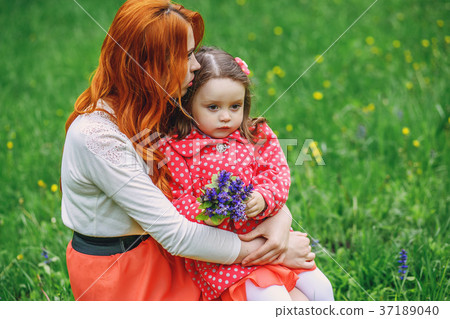 mother with daughter 37189040