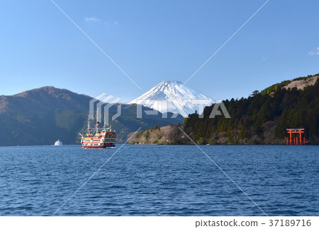 富士山和一艘海盜船從Ashinoko湖偷看白雪 37189716