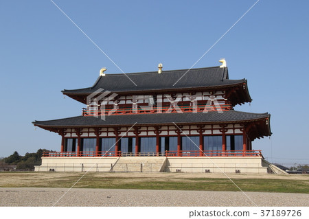 The first large pole of the Heijo Palace ruins that are magnificently built against the backdrop of a clear blue sky 37189726