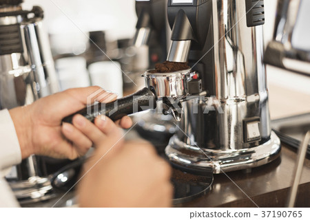 中間男性咖啡師手 37190765