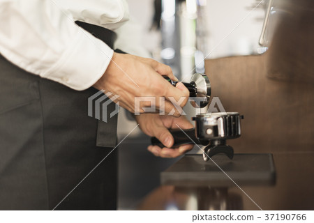 中間男性咖啡師手 37190766