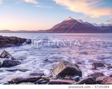 Rocky shore with sea water and large cracked rocks 37191069