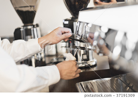 Middle male barista 37191309