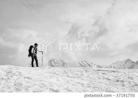 Stand on the snowy ridge (Northern Alps) Stand on the snowy ridge (Northern Alps) 37191750