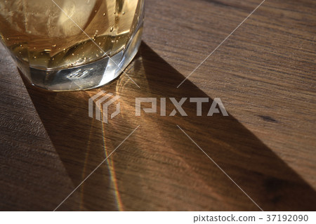 玻璃和桌子 玻璃和桌子 37192090