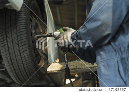 Auto mechanic middle men 37192567