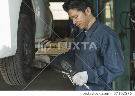 Auto mechanic middle men Auto mechanic middle men 37192576