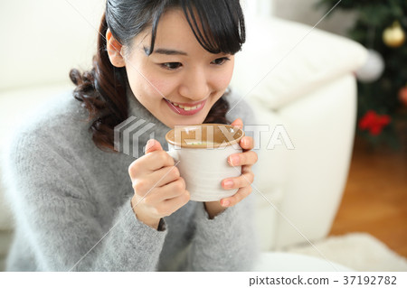 年輕的女孩喝湯 37192782