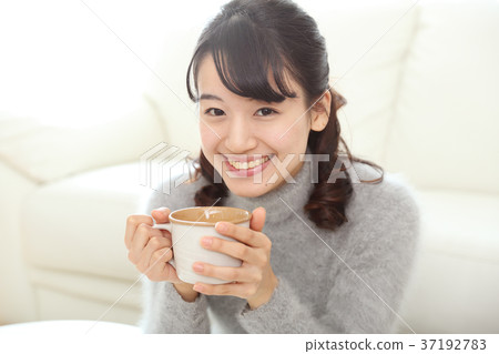 年輕的女孩喝湯 年輕的女孩喝湯 37192783