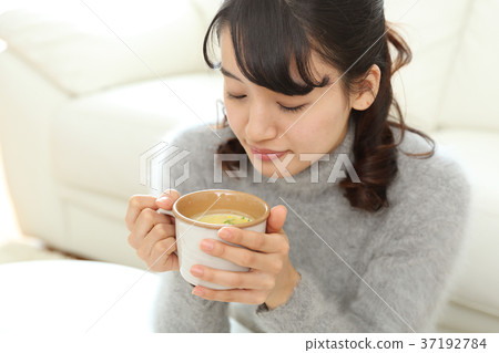 年輕的女孩喝湯 年輕的女孩喝湯 37192784