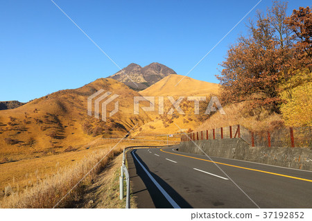 Yufu和Kyushu橫穿路在冬天 37192852