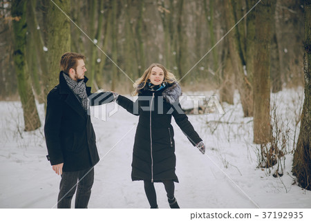 couple in winter 37192935