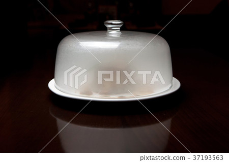 Dish covered with glass lid 37193563