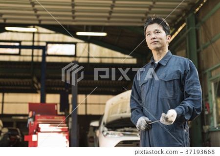 Auto mechanic middle men 37193668