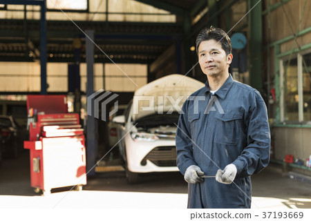 Auto mechanic middle men 37193669