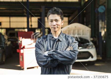 Auto mechanic middle men 37193675