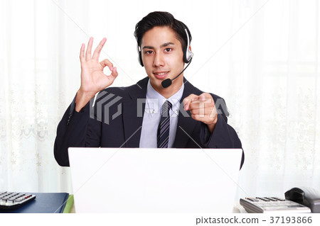 一個微笑的操作員 一個微笑的操作員 37193866