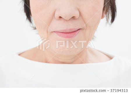 Senior skincare image 37194313
