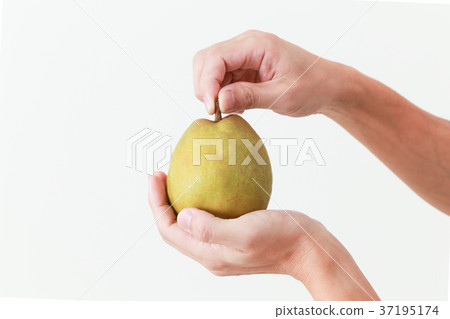 Male hand holding a fruit 37195174