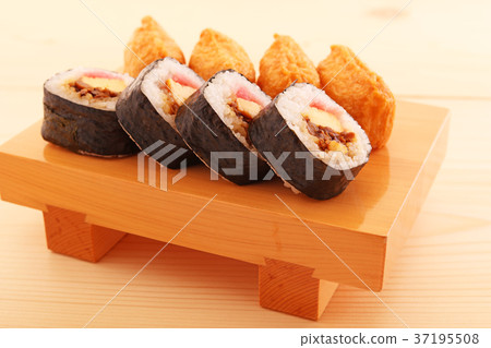 美味的厚捲和稻荷壽司 美味的厚捲和稻荷壽司 37195508