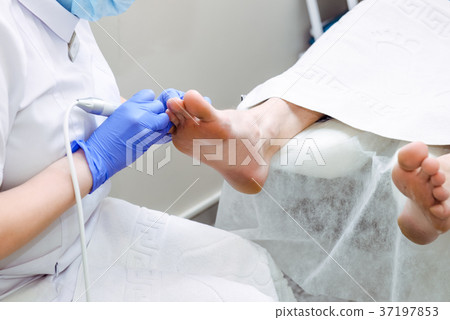 Master chiropody shapes the nails  37197853