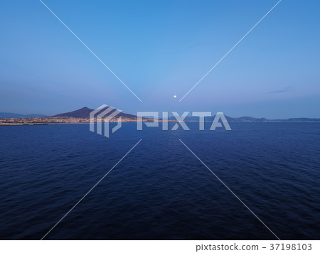 維蘇威火山晚上視圖從那不勒斯海灣/ Mt.維蘇威火山晚上視圖的 37198103