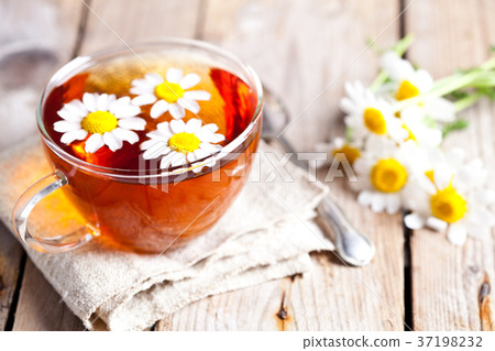 cup of tea with chamomile flowers 37198232