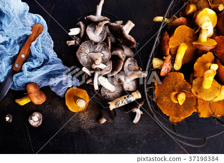 raw mushrooms raw mushrooms 37198384