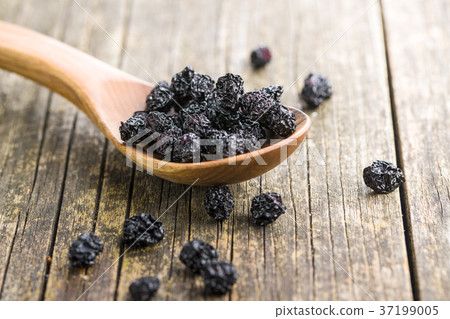 Dried chokeberries. Black aronia berries. 37199005